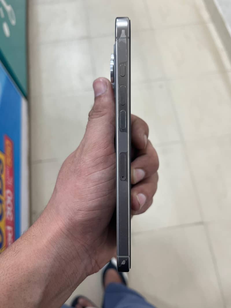 Apple iPhone 16 Pro Max 1