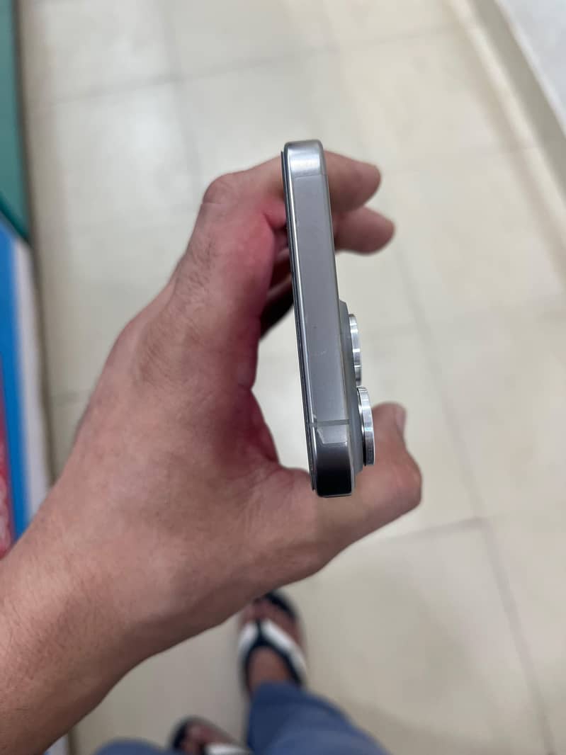Apple iPhone 16 Pro Max 2
