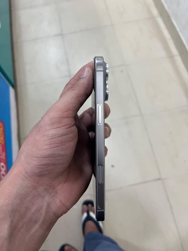 Apple iPhone 16 Pro Max 6