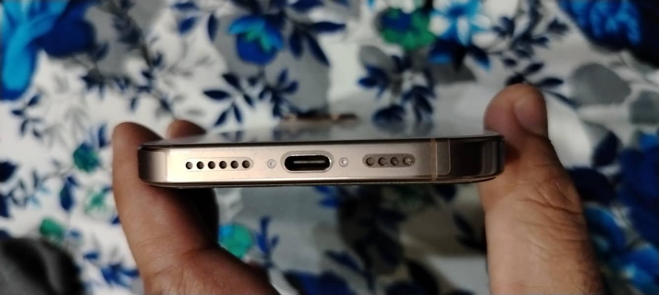 Apple iPhone 16 Pro Max 4