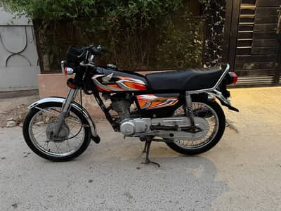 I'm selling my bike Honda 125cc totally original condition 03253785445