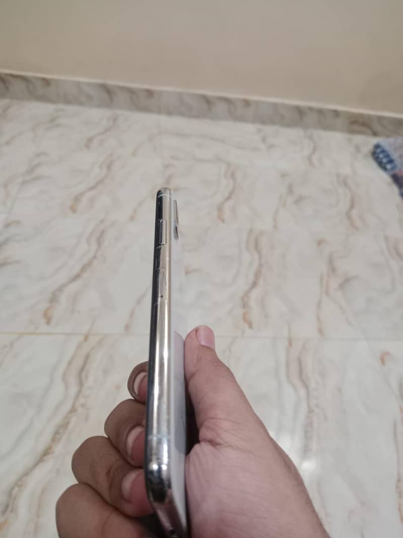 Apple iPhone X 4