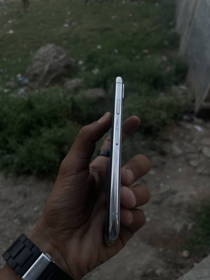 Apple iPhone X 3