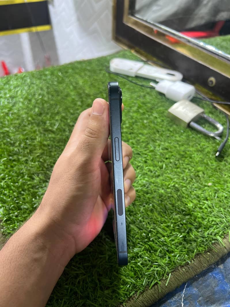 Apple iPhone 13 5