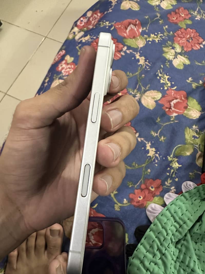 iPhone 16 4