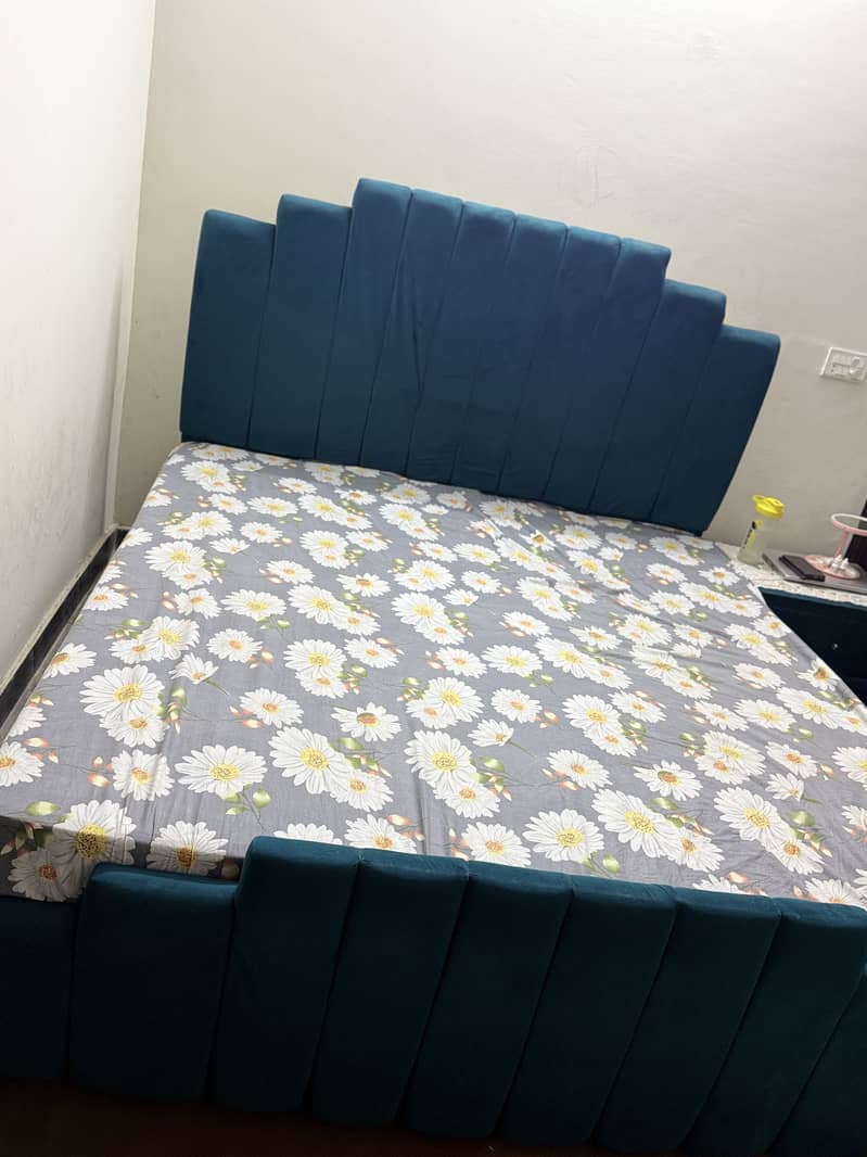 Bed with dressing table 0