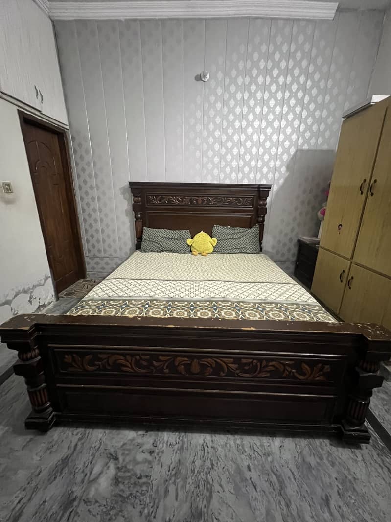 King size bed 0