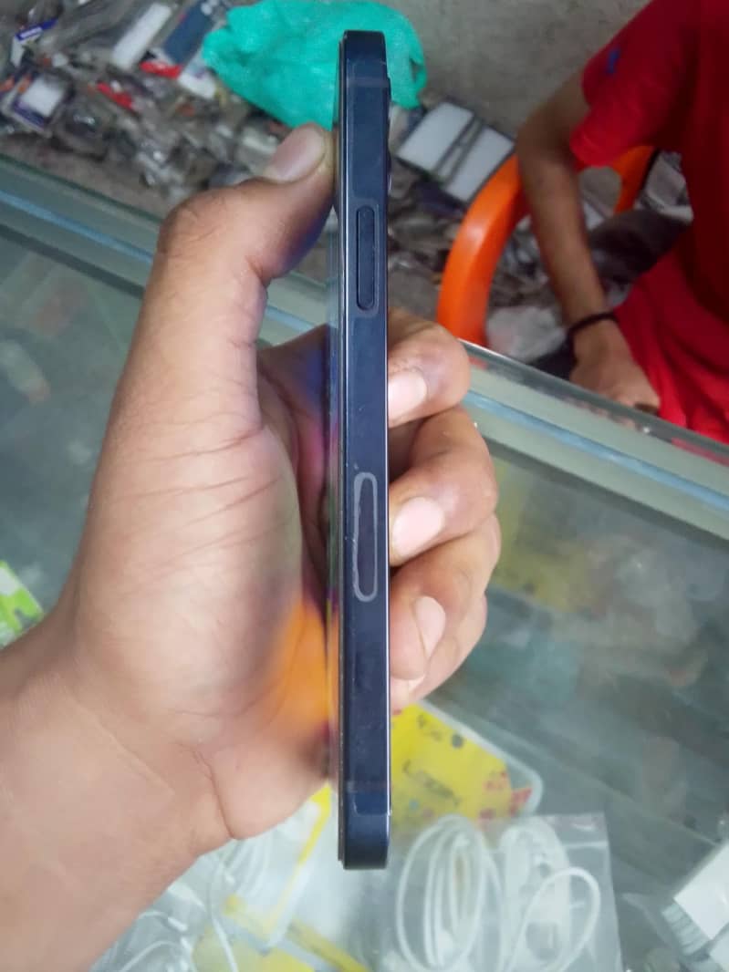 Apple iPhone 12 4