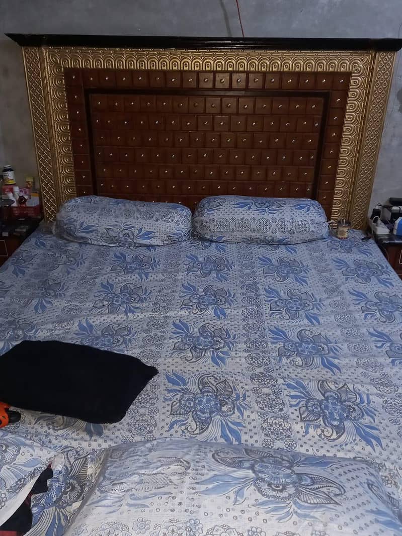 Bed with side tables 7