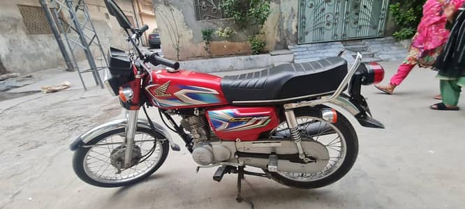 selling my honda 125  in 165000 Rs,