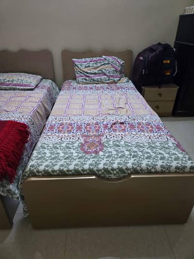 Kids bed with side table 'n 1 devider