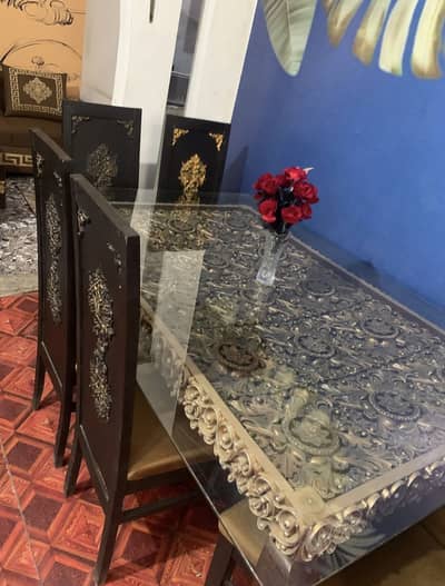 Dining tabl