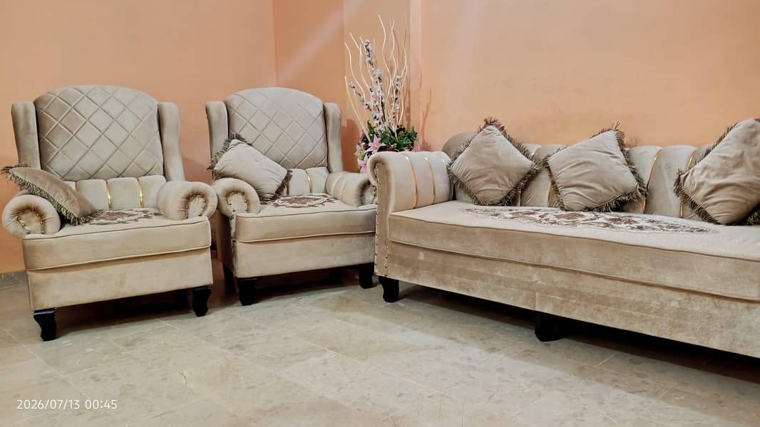 New Condition Sofa Set 0