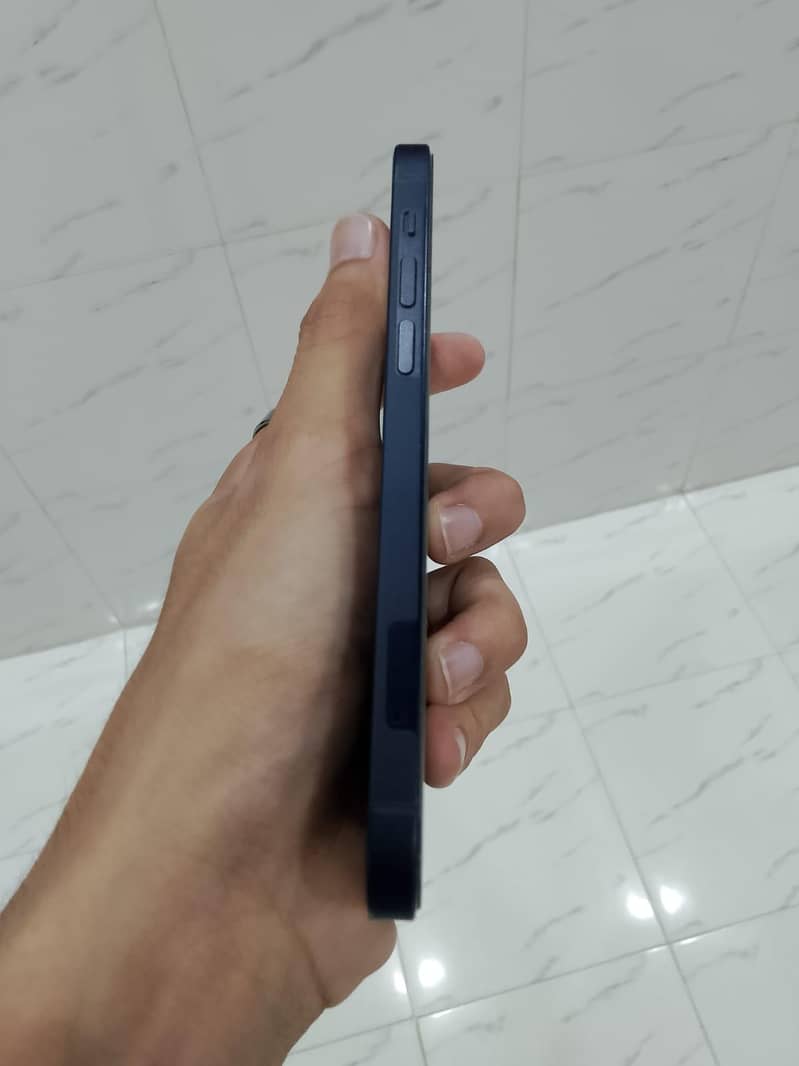 Apple iPhone 12 4