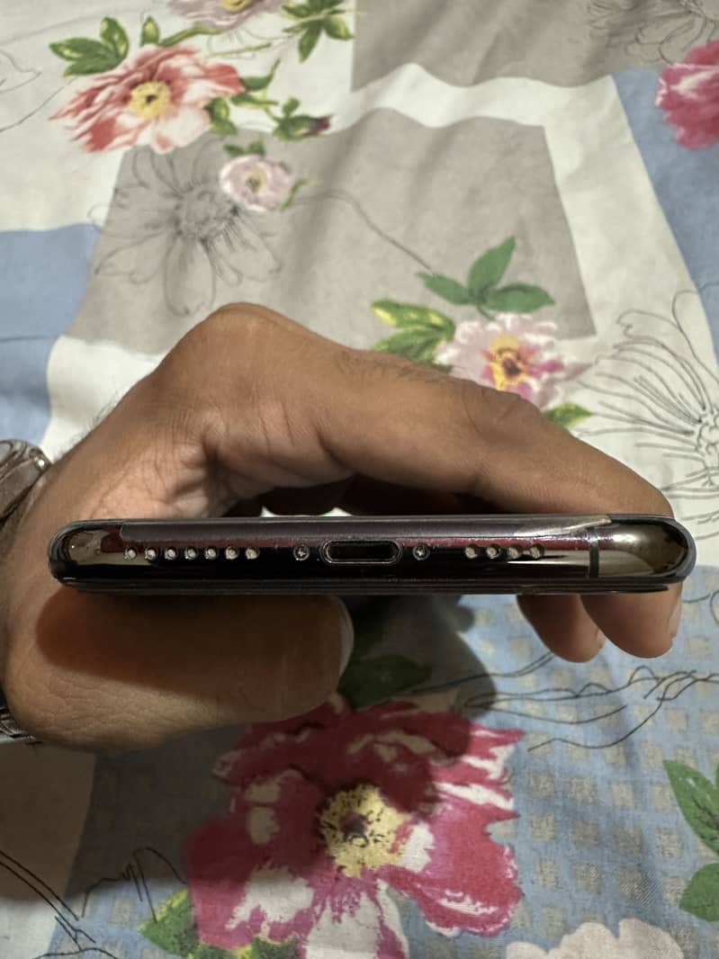 Apple iPhone XS Max 3
