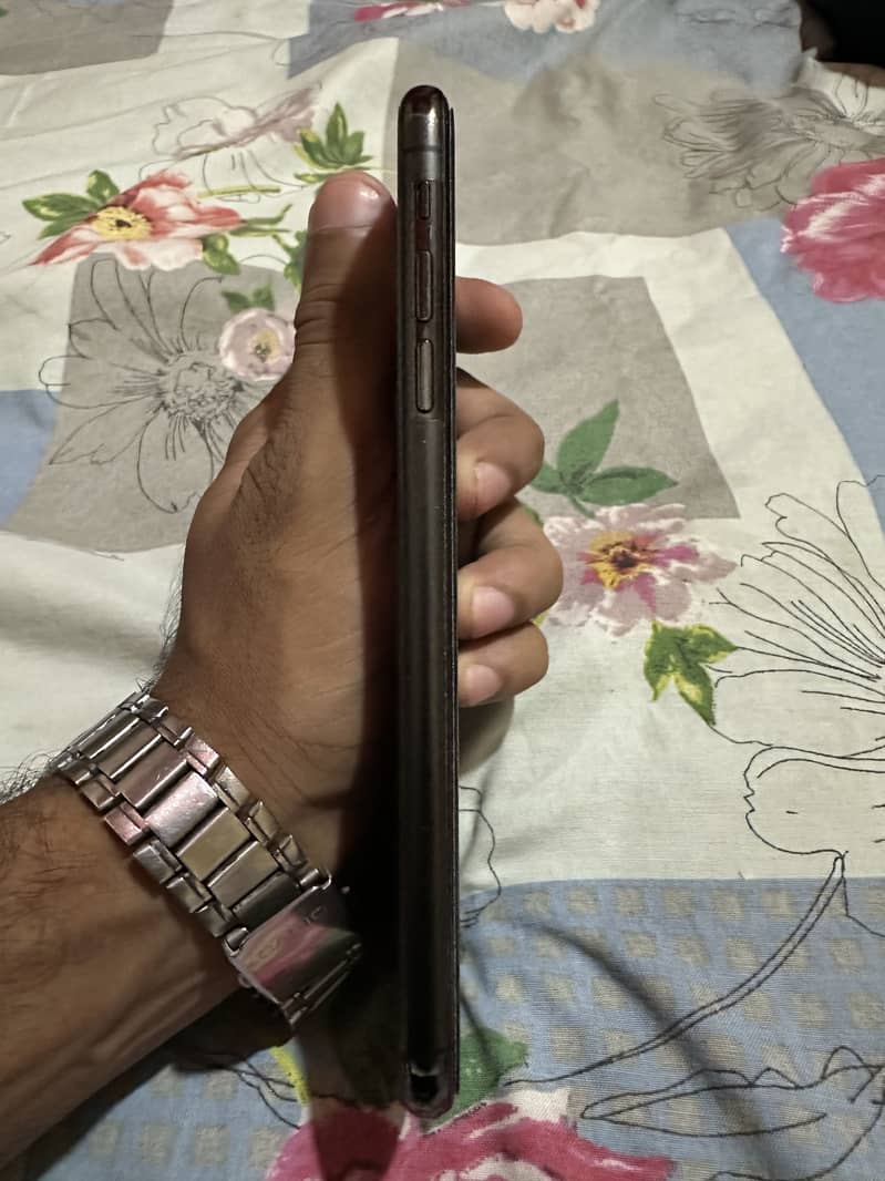 Apple iPhone XS Max 4