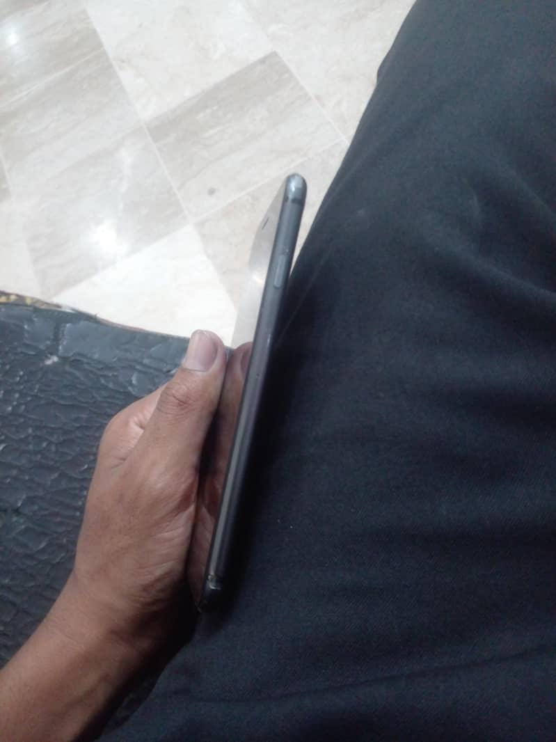 Apple iPhone 8 3