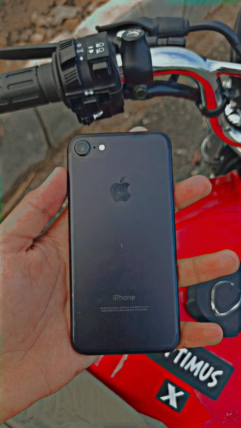 Apple iPhone 7 0