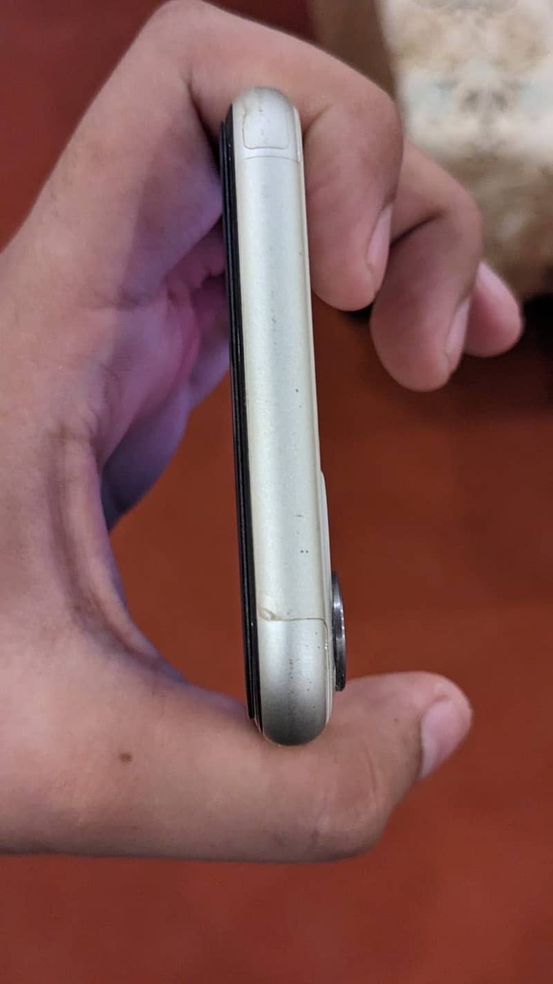 Apple iPhone 11 4