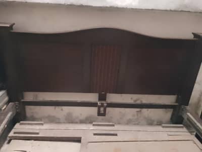 wodden bed