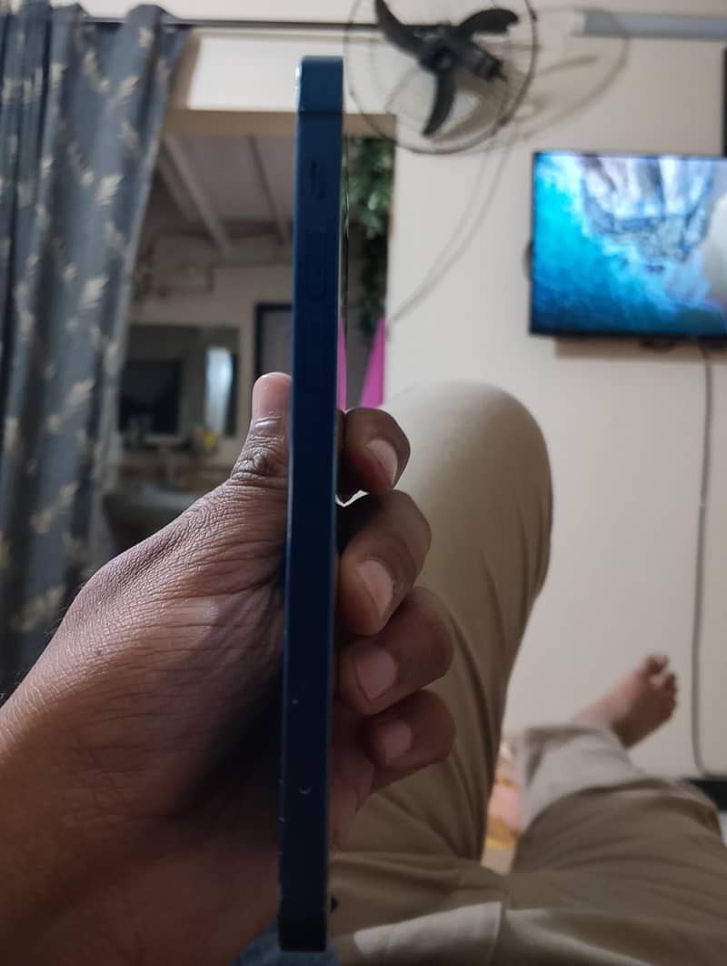 Apple iPhone 12 4