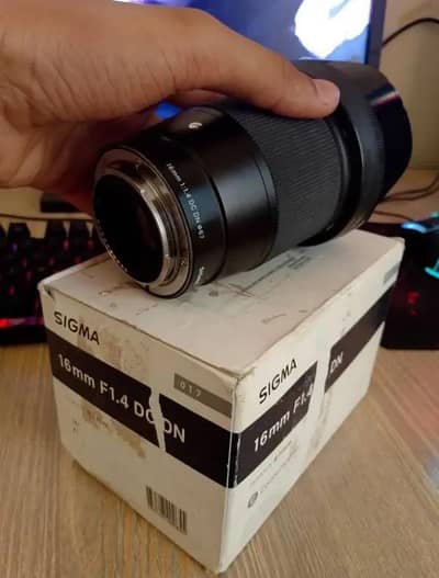 SIGMA 16mm F1.4 DC DN Lens With Gimble