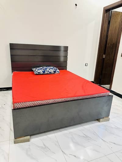 6.5 × 5 Feet Wooden Double Bed – 10/10 Excellent Condition