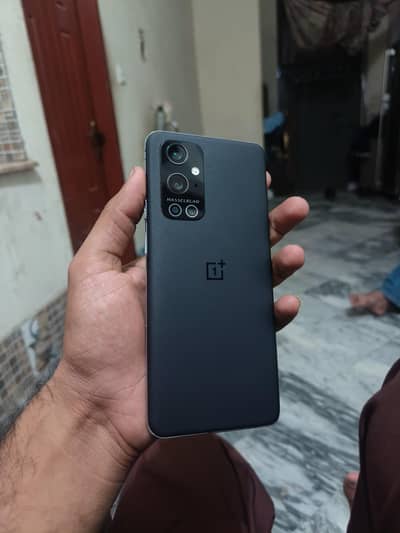 One Plus 9 Pro 256 1 bilkul breek SI line hai Jo nazr hi nhi ATI
