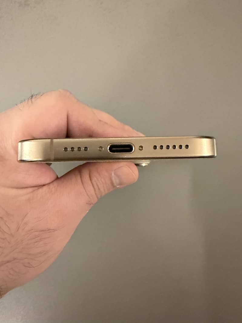 Apple iPhone 16 Pro Max 4