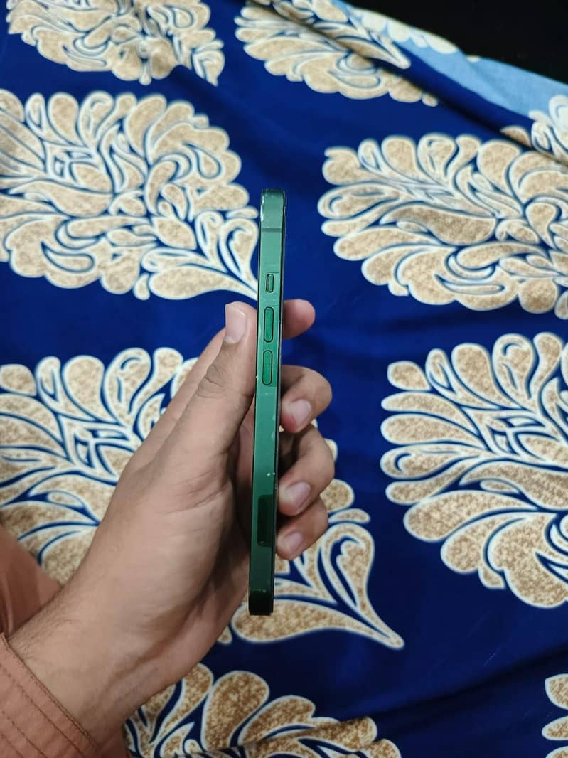 Apple iPhone 13 2