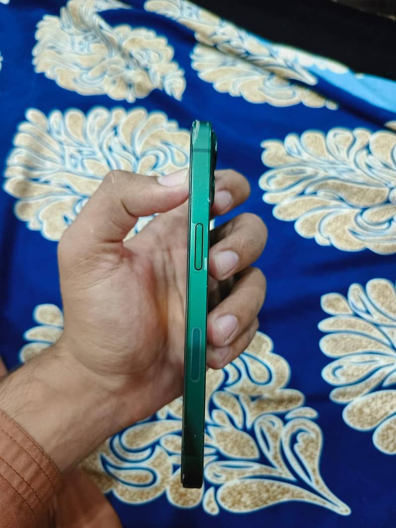 Apple iPhone 13 4