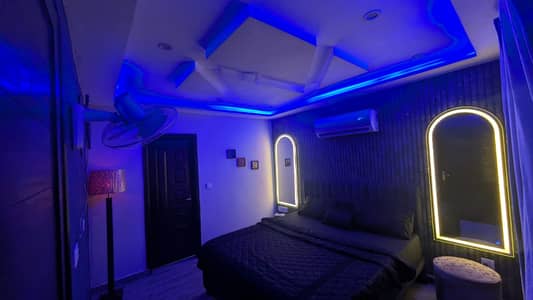 One bed vip apartment available on daily weakly basis in bahria town lahore and also available on short stay like 3/4 hours and also available for night stay for couples and families