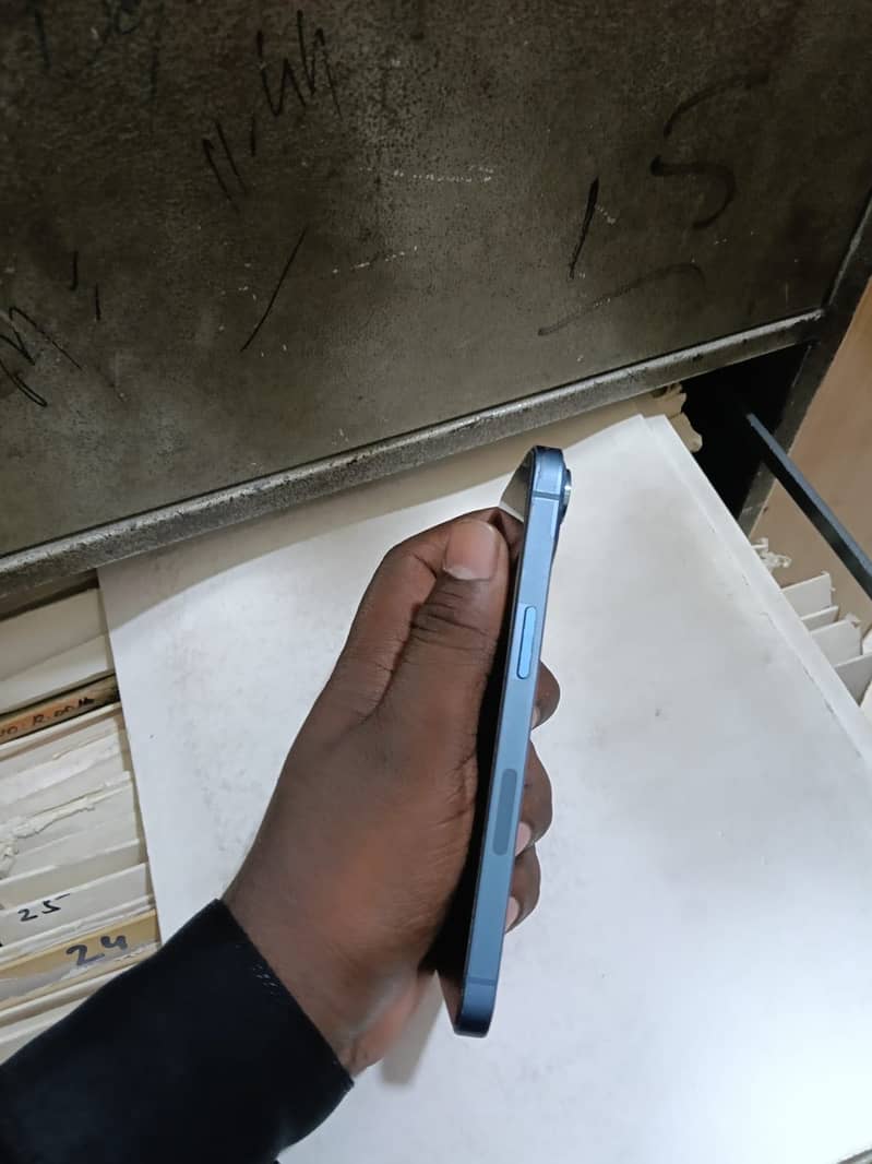 Apple iPhone 13 2