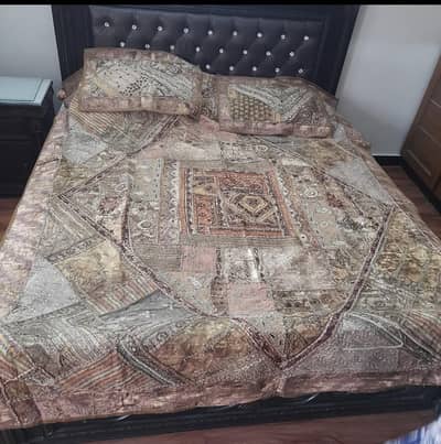 Traditional bed sheet set for sale