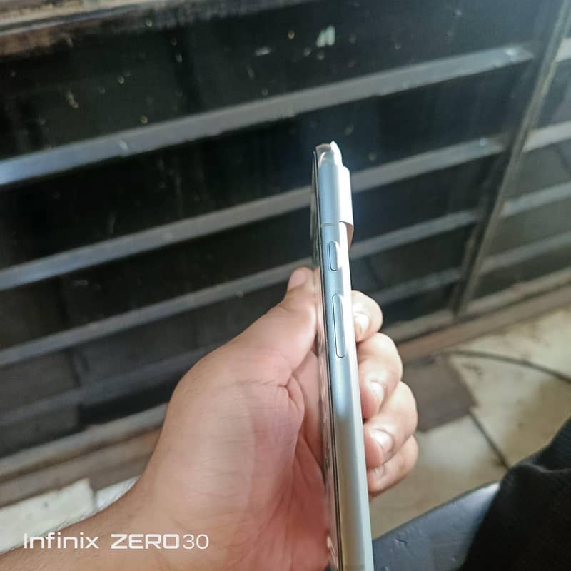 Google pixel 8 4