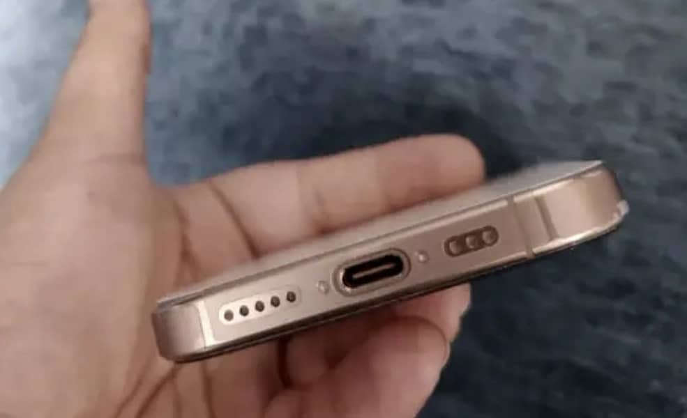 Apple iPhone 16 Pro 3