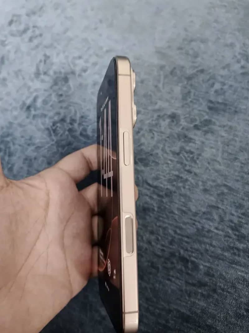 Apple iPhone 16 Pro 4