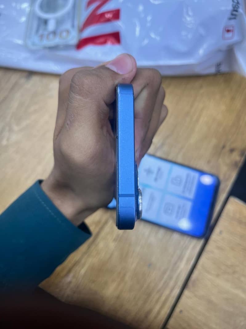 iPhone 13 4