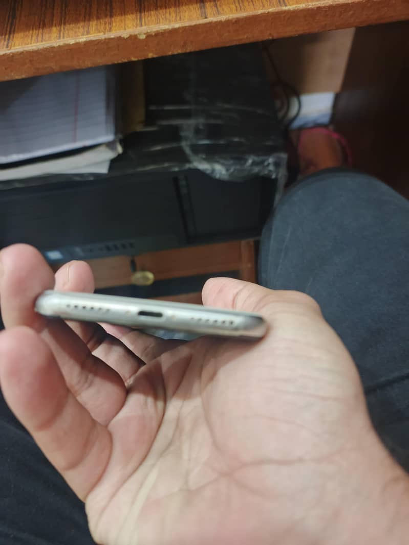 Apple iPhone X 4