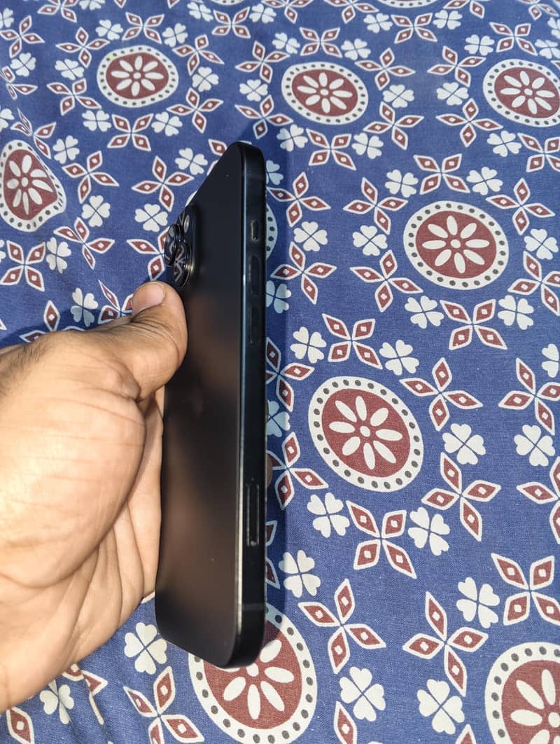 Apple iPhone 15 4