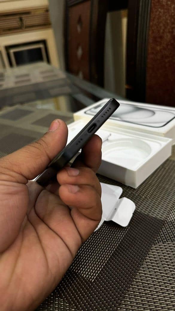 Apple iPhone 15 12