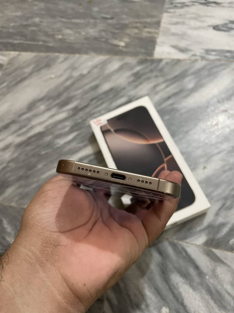 Apple iPhone 16 Pro Max 4