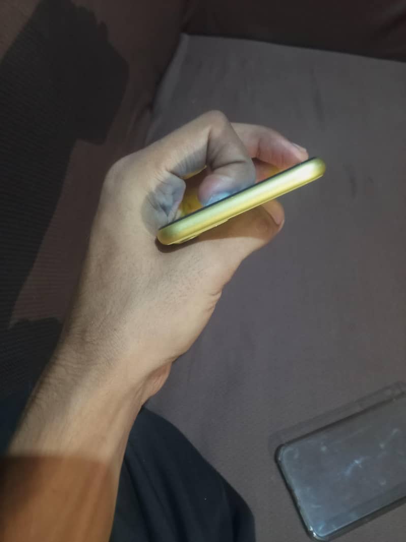Apple iPhone 11 4