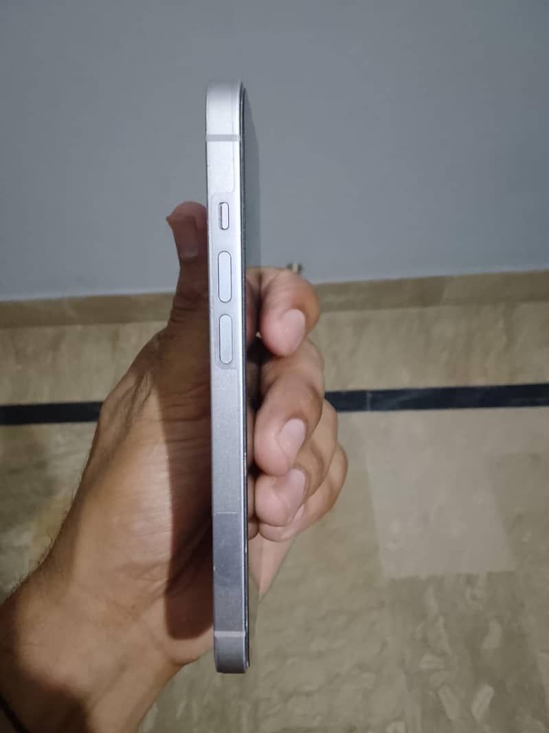 Apple iPhone 14 4