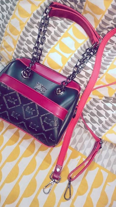 Title: Ladies Stylish Crossbody Handbag – Like New | Premium Quality