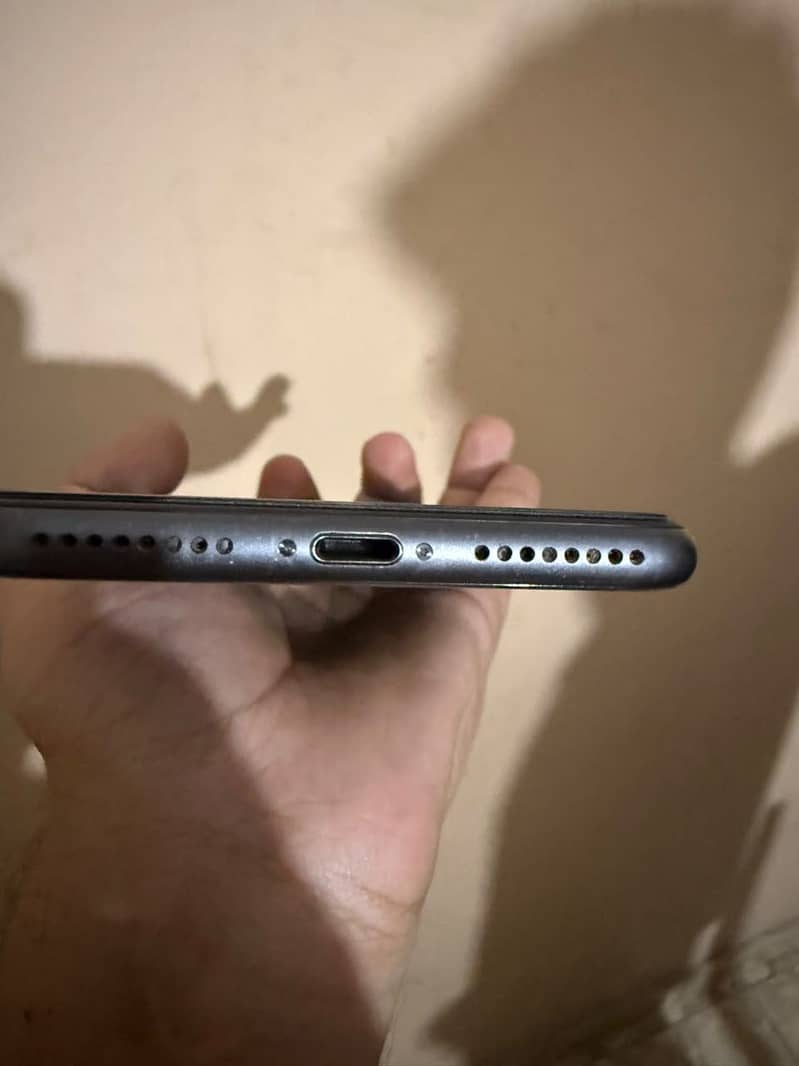 Apple iPhone 8 Plus 4