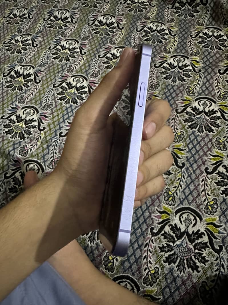 Apple iPhone 12 4
