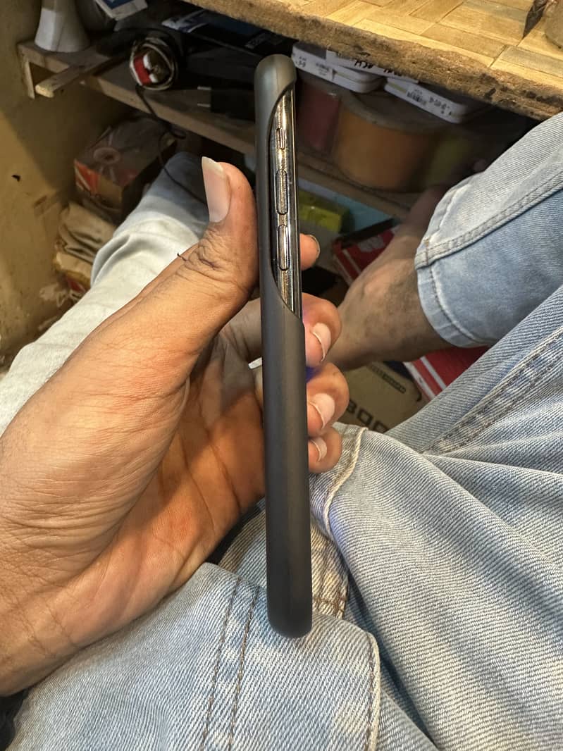 iPhone 11pro pta 4