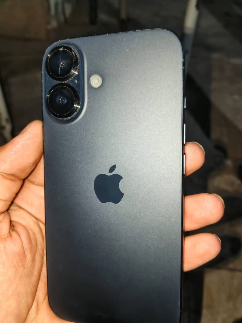 Apple iPhone 16 2