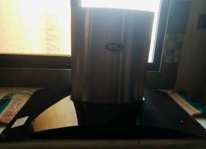 Curved Glass Kitchen Hood / Chimney – Excellent Condition